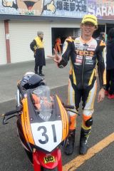 開幕３連勝を遂げた小林崇晶がレース後に笑顔を見せる