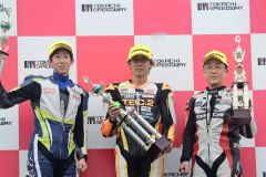 ＪＰ２５０　ナショナルクラスで今季開幕３勝目を遂げた小林崇晶（中央）