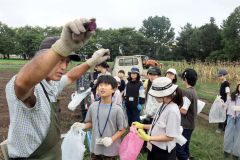 児童らメークイン収穫楽しむ　音更