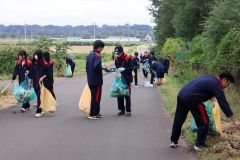 清掃活動に汗を流す参加者ら