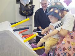 縁日を楽しむ幼児ら