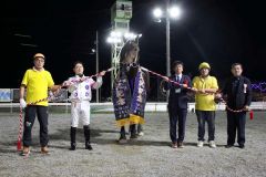 優勝したキングフェスタと関係者ら（ばんえい十勝提供）