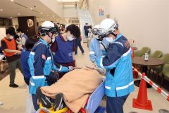災害現場から病院へ患者を搬送し、状態を報告する隊員たち（長尾悦郎通信員撮影）