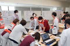 災害時を想定し、状況確認を行う災害対策本部の様子（長尾悦郎通信員撮影）