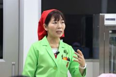 野菜摂取の大切さを説く井上さん