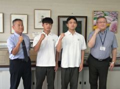 全道大会での活躍を誓った今野さん（写真左２人目）と中田さん（同３人目）