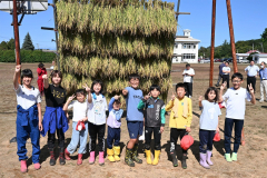 稲刈り体験後に集合写真におさまる途別小の児童（１６日、須貝拓也撮影）