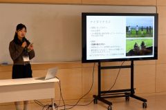 町の事業や観光スポットについて、魅力や課題を発表する学生
