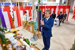 玉串をささげ、藤丸解体の安全を祈願する村松社長（１６日、午前１０時１５分ごろ。金野和彦撮影）