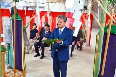 玉串をささげ、藤丸解体の安全を祈願する村松社長（１６日午前１０時１５分ごろ。金野和彦撮影）