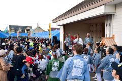 鹿翔創立３０周年を記念して２０キロの餅まきを行う鈴木初代会長（赤い法被）と村川会長（白い法被）