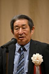 あいさつする臼井会長