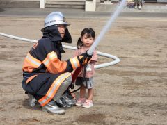 放水体験する園児