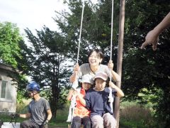 楽しそうにブランコに乗る児童