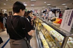 十勝産小豆を使った商品などが並ぶ会場