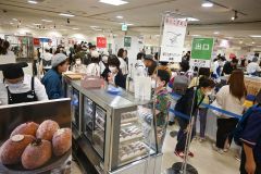 初日から大勢の客でにぎわった会場