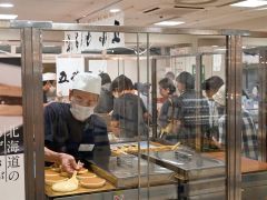 １７店が実演販売。ブース前には行列ができた