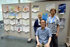 絵画コンクールの応募作品展をＰＲする「十勝『宮沢賢治を楽しむ会』」のメンバーら。中央が高山会長