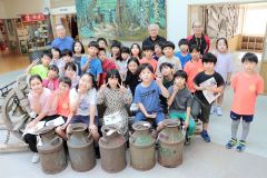 郷土の歴史を学んだ児童ら