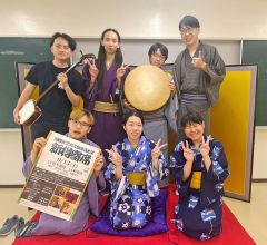 関西大学落語大学の学生ら。前列中央が大山さん