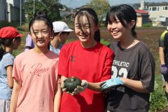 ゾウに贈るカボチャを収穫して笑顔を見せる児童