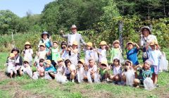 園児がブドウ収穫　池田 2
