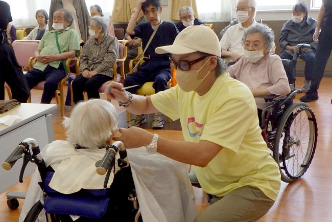 最後の散髪「恩返し」３０年　新得やすらぎ荘でコットンファミリー代表の清水さん