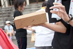 木枠から取り出し、れんがの形になった。隙間なく粘土を敷き詰める作業に参加者たちも苦労していた