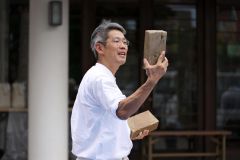 れんがの作り方について解説する菅原代表