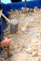 固まった粘土を砂状になるまで粉々に砕く