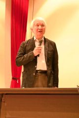 傾聴姿勢について講義する道医療大元客員教授の佐々木さん