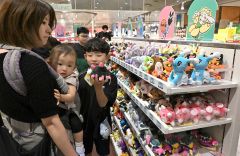ポケモンのグッズを買い求める親子連れ(11時ごろ、JR帯広駅構内のエスタ帯広で。金野和彦撮影)