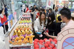ポケモンのグッズを買い求める来場者(10時20分ごろ、JR帯広駅構内のエスタ帯広で。金野和彦撮影)