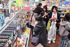 お目当てのポケモングッズを買い求める来場者(10時15分ごろ、JR帯広駅構内のエスタ帯広で。金野和彦撮影)