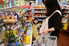 ポケモンのグッズを買い求める親子連れ(10時15分ごろ、JR帯広駅構内のエスタ帯広で。金野和彦撮影)