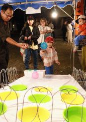 祭りならではの出店を楽しむ親子ら