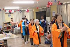 「音更音頭」を踊る川嶋民謡教室のメンバーと利用者ら