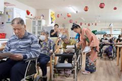 利用者と交流する川嶋民謡教室の川嶋代表(左から5人目)