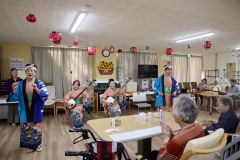 利用者と交流する川嶋民謡教室のメンバーら(左から4人目が川嶋代表)