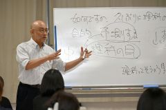 「理科の目」で独自の世界観を説明する堀さん