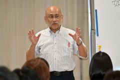 「理科の目」で独自の世界観を説明する堀さん