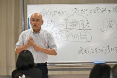 「理科の目」で独自の世界観を説明する堀さん