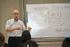 「理科の目」で独自の世界観を説明する堀さん