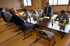 町民の意見などに耳を傾ける委員ら
