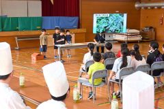 農園での活動で学んだことなどを発表する児童ら