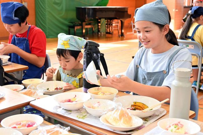 育てた野菜をプロと一緒に調理　愛国小で「あぐり愛国」