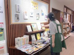 ３０日まで開かれている「図書館で防災力を身につけよう」企画展