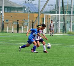 熱戦を繰り広げる選手たち（十勝ＦＳリトルガールズＵ―１５―ＦＣ網走ｍｅｎｉｎａ・根室ｒａｖｅｎａ・ロッカフォルテとかち合同）