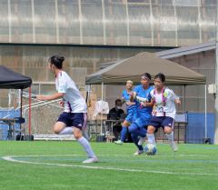 熱戦を繰り広げる選手たち（十勝ＦＳリトルガールズＵ―１５―ＦＣ網走ｍｅｎｉｎａ・根室ｒａｖｅｎａ・ロッカフォルテとかち合同）