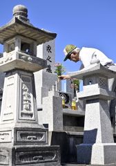 依頼を受け墓の清掃や供花をするシルバー人材センターの会員（１９日、帯広市のつつじヶ丘霊園で。塩原真撮影）